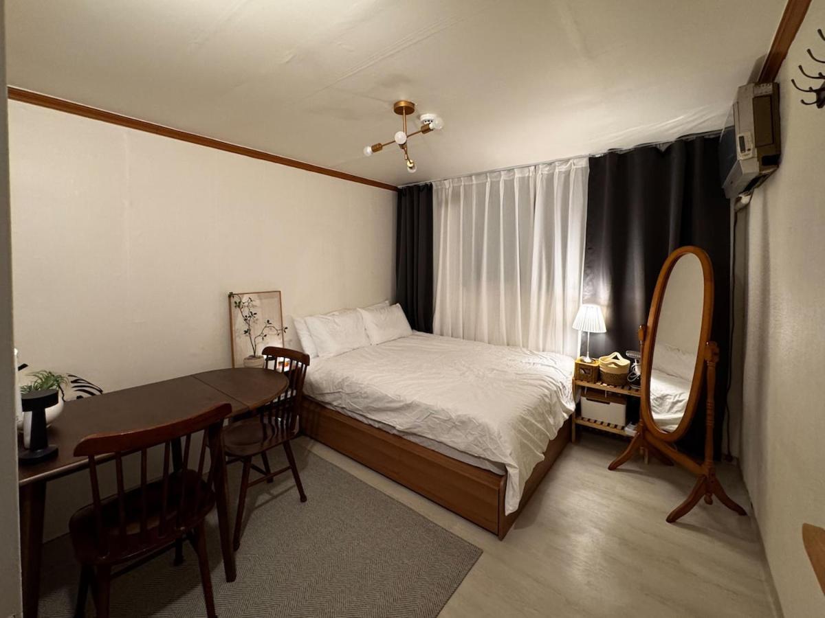 Apartment Middle Of Hongdae And Gangnam With Line