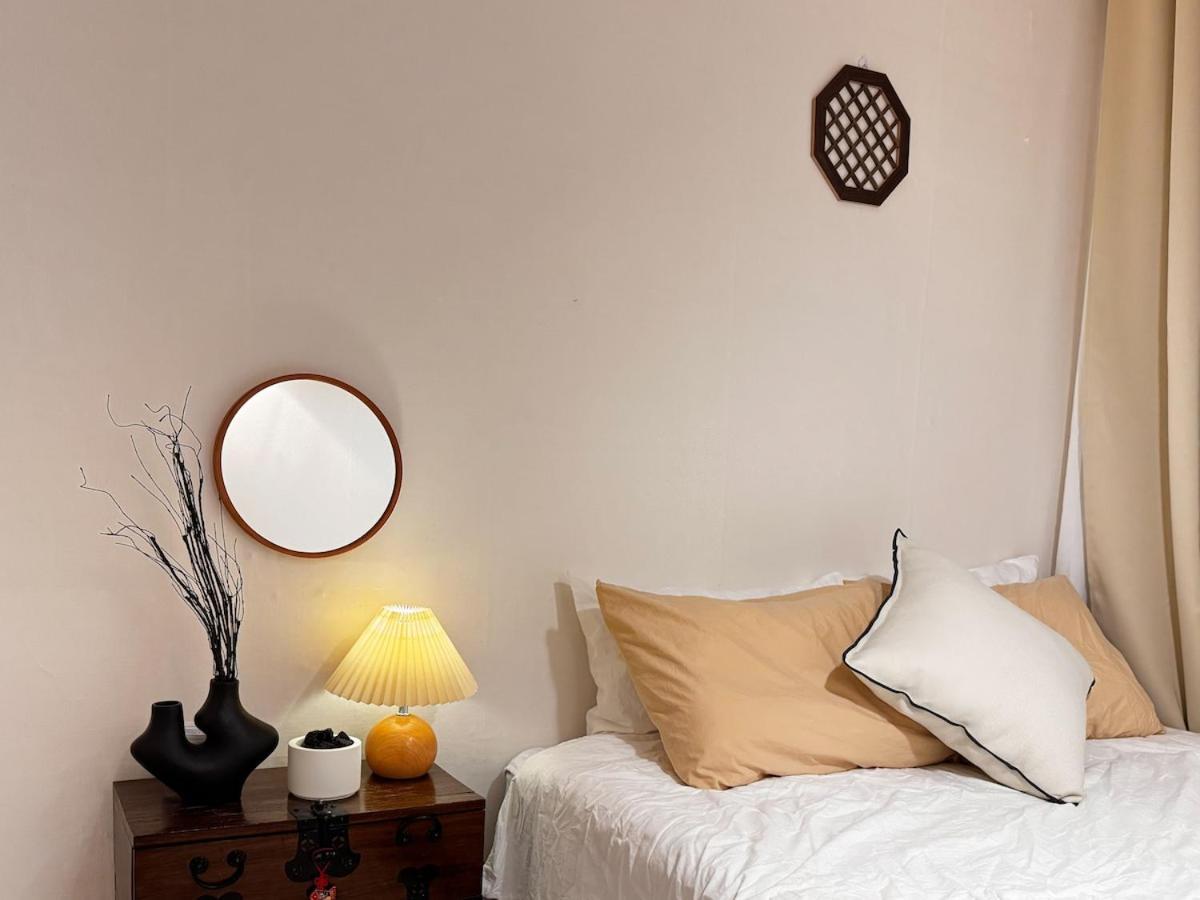 Middle Of Hongdae And Gangnam With Line Apartment